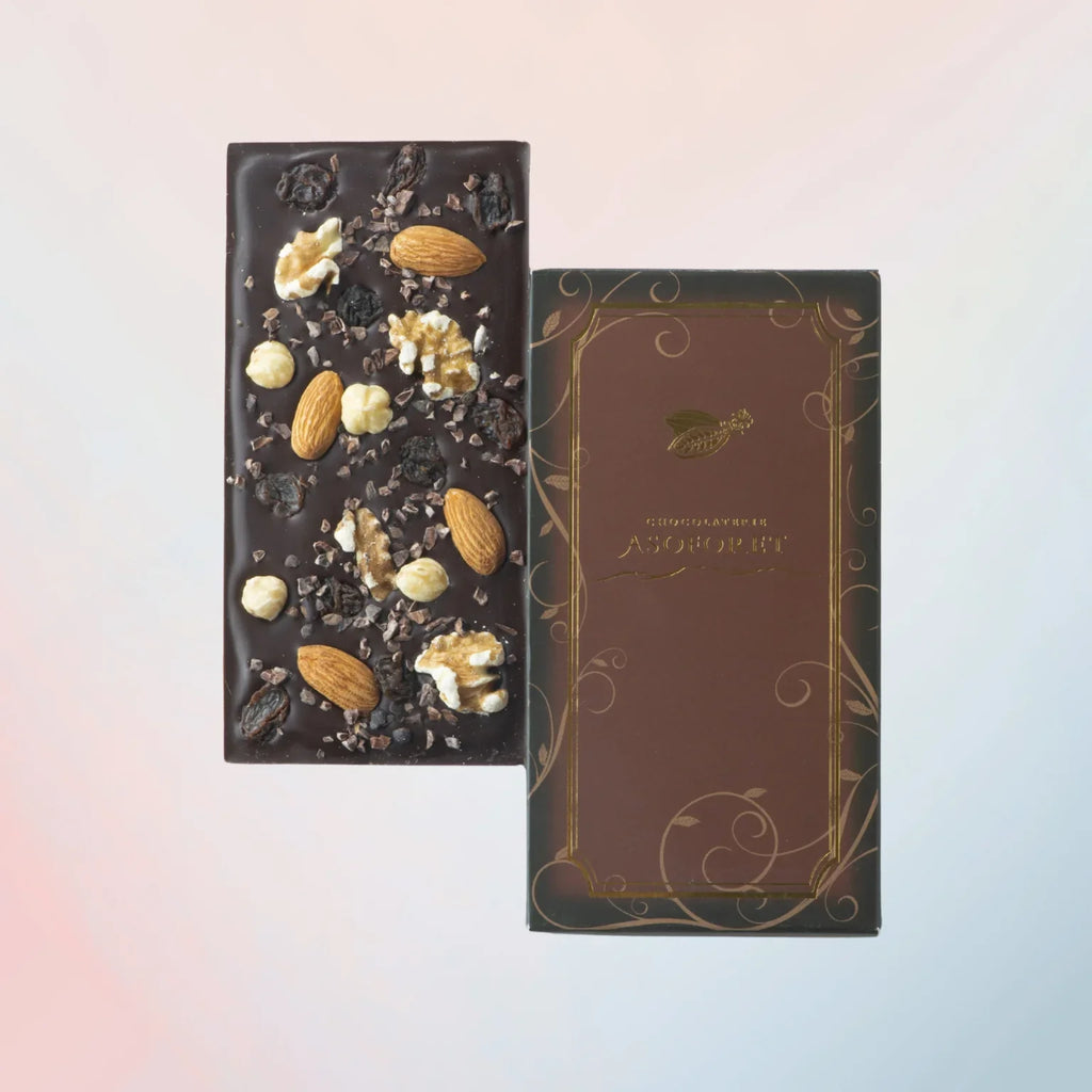 ナッツとドライフルーツ入りの高級ダークチョコレートバーとおしゃれなパッケージ