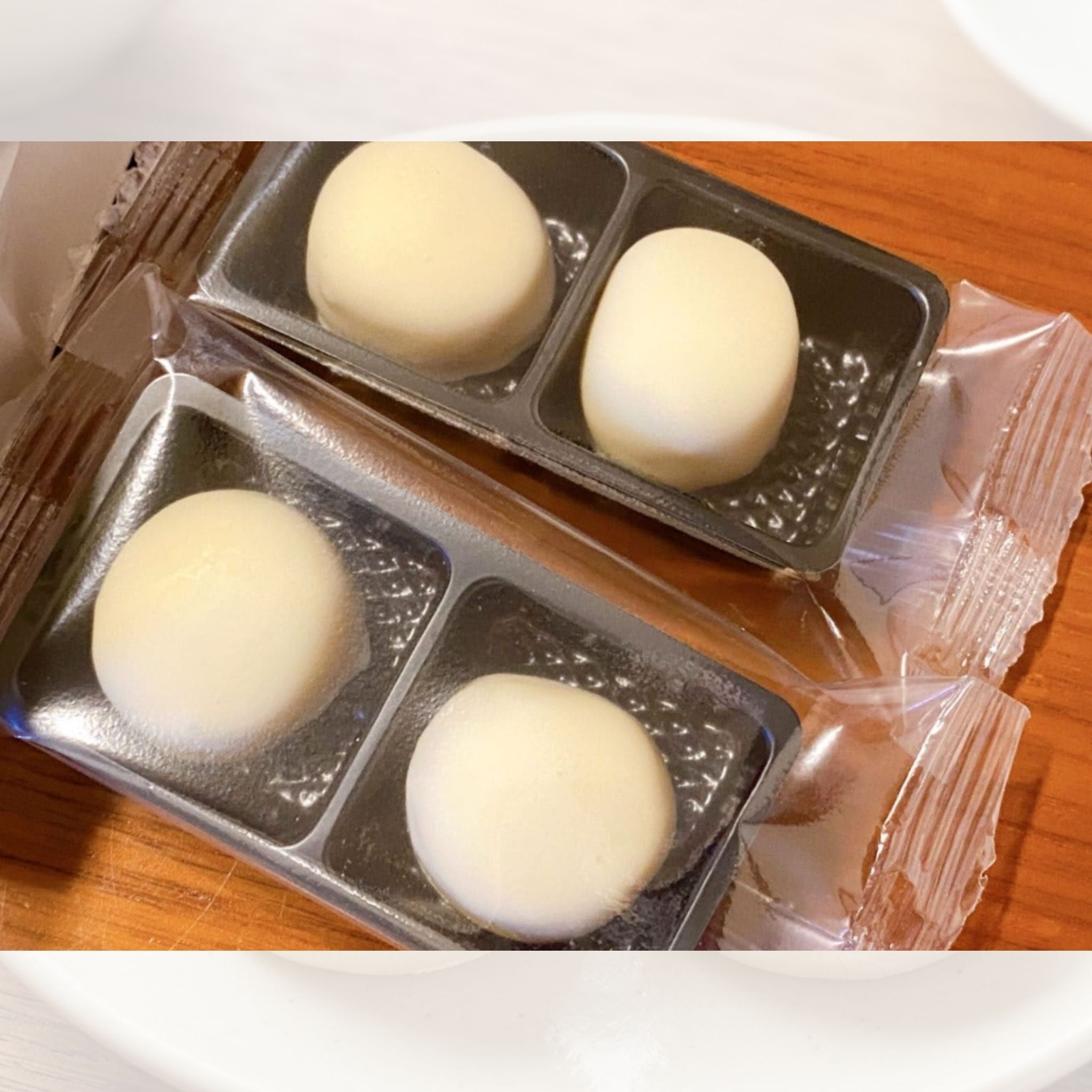 もちもちの餅でホワイトチョコを包んだ、まろやかな食感のチョコ餅（くまモン）。4個入でプチギフトや熊本土産にもおすすめ。Japan Food Selection 金賞受賞。