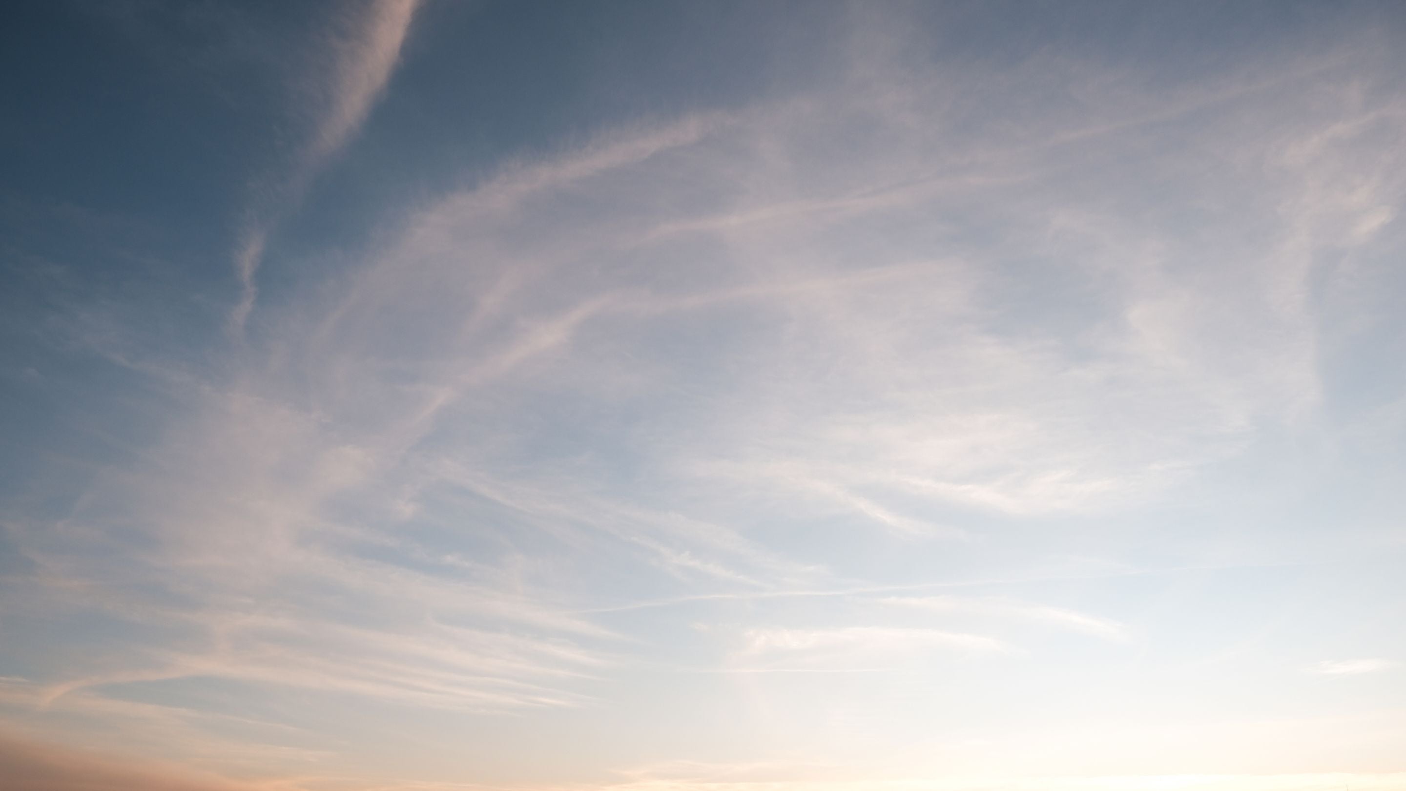 青空に薄く広がる雲の風景画像